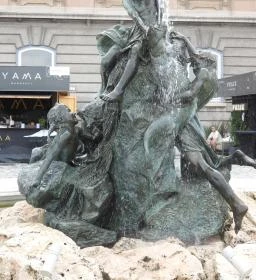 Halászó gyerekek díszkút