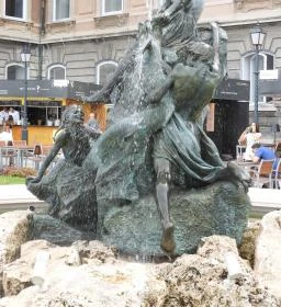 Halászó gyerekek díszkút