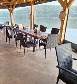 Harcsafészek falatozó