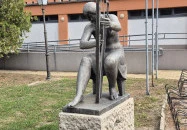 Hárfázó nő szobra Kapuvár