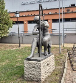 Hárfázó nő szobra