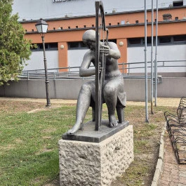 Hárfázó nő szobra Kapuvár - Külső kép