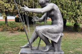 Hárfázó nő szobra Kapuvár