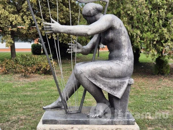 Hárfázó nő szobra Kapuvár