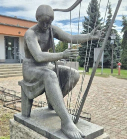 Hárfázó nő szobra