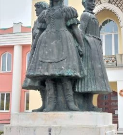 A három leány szobra