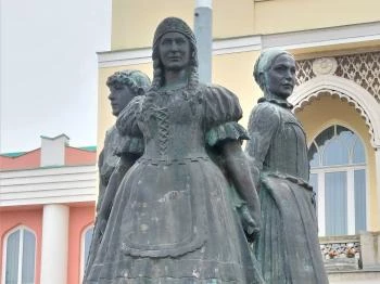 A három leány szobra Mohács