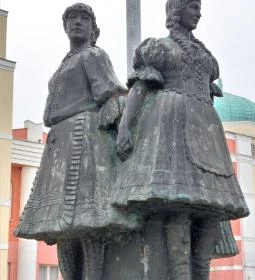 A három leány szobra