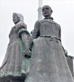 A három leány szobra