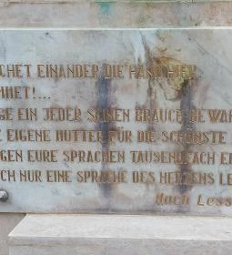 A három leány szobra