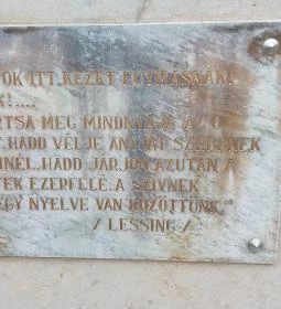 A három leány szobra