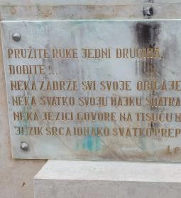 A három leány szobra