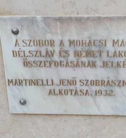 A három leány szobra