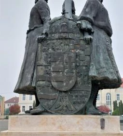 A három leány szobra