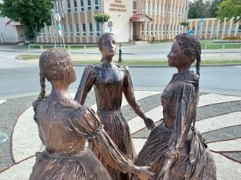 Táncos lányok Mezőkövesd