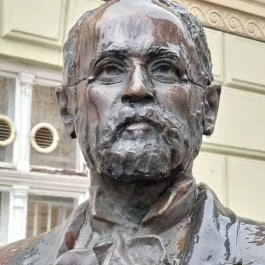 Harrer Pál szobra Budapest - Külső kép