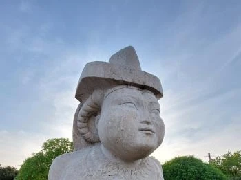 A hatházi kun kőasszony Kiskunlacháza