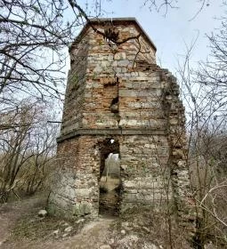 Hegyi kastély & csillagvizsgáló romjai