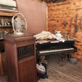 Henryx Western City Császár - Belső