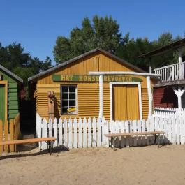 Henryx Western City Császár - Külső kép