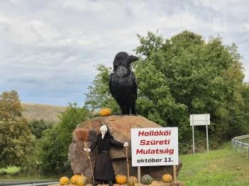 Holló szobor Hollókő