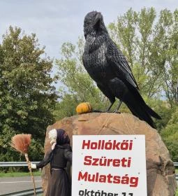 Holló szobor