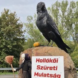 Holló szobor Hollókő - Külső kép