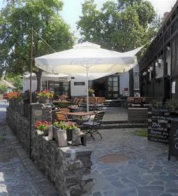 Hollóköves Kávézó & Bisztró