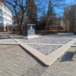 Holokauszt-emlékmű Makó - Külső kép