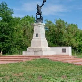Honvéd emlékmű Tápióbicske - Külső kép