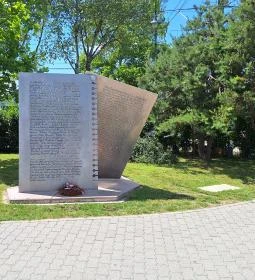 A Horthyligetre hurcoltak emlékműve