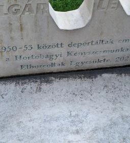 Hortobágyra deportált családok emlékműve