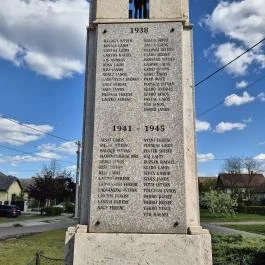 Hősi emlék Kóka - Külső kép