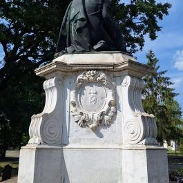 Hősi emlékmű Jászkisér - Külső kép