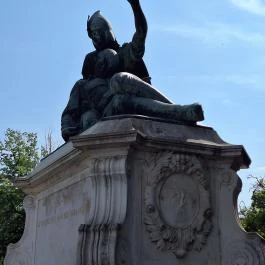 Hősi emlékmű Jászkisér - Külső kép
