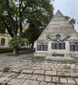 344. legjobb látnivaló: Hősi emlékmű