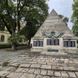 Hősi emlékmű Bicske - Külső kép