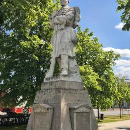 Hősi Emlékmű, Hatvan - Külső kép