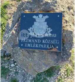 Hősi emlékmű és zászló