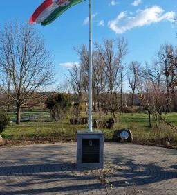 Hősi emlékmű és zászló