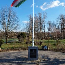 Hősi emlékmű és zászló Pázmánd - Külső kép