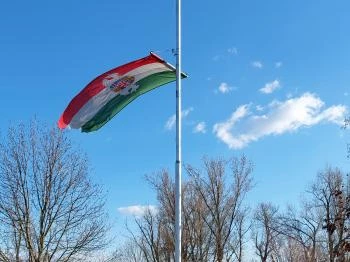 Hősi emlékmű és zászló Pázmánd