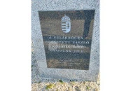 Hősi emlékmű és zászló Pázmánd