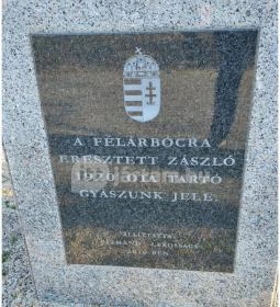 Hősi emlékmű és zászló