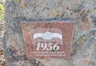 Hősi emlékmű és zászló Pázmánd