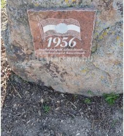 Hősi emlékmű és zászló