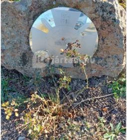 Hősi emlékmű és zászló