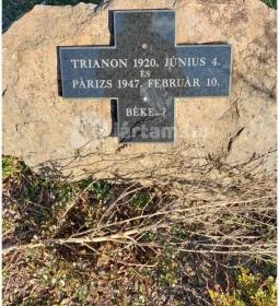 Hősi emlékmű és zászló