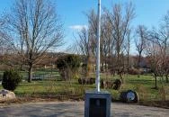 Hősi emlékmű és zászló Pázmánd