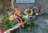 Hősi emlékmű és zászló Pázmánd